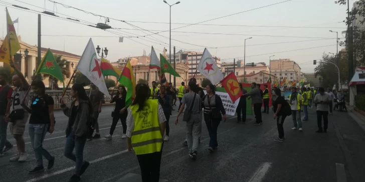 Βίντεο: Μουσουλμάνοι πετροβολούν Κούρδους στην Αθήνα γιατί τους θεωρούν «άθεους»